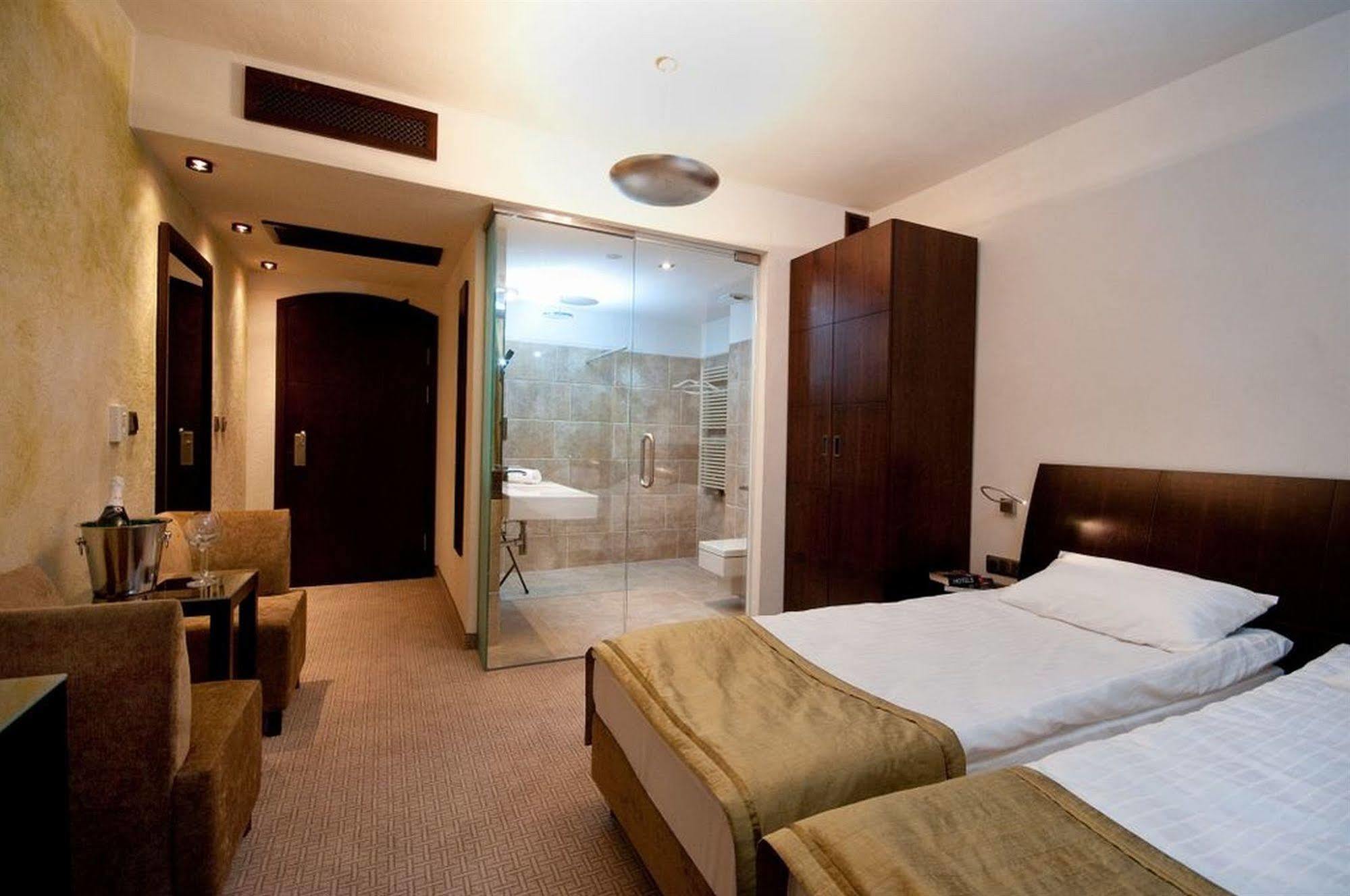 Hotel Remes Opalenica Esterno foto
